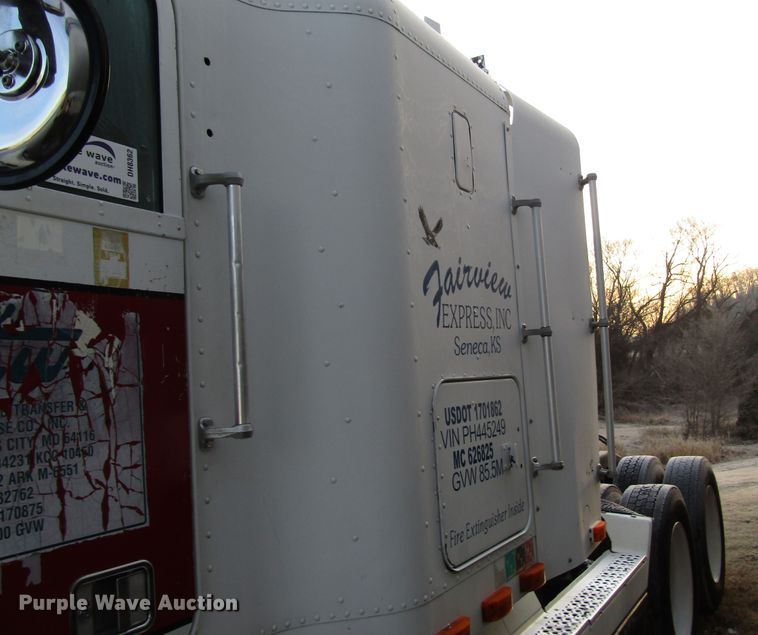 image for item DH8362 1993 Freightliner FLD semi truck