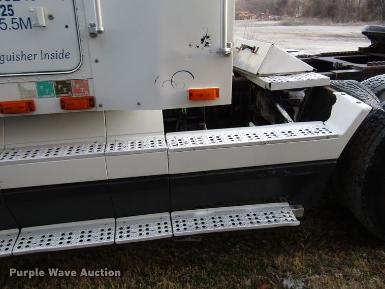 image for item DH8362 1993 Freightliner FLD semi truck