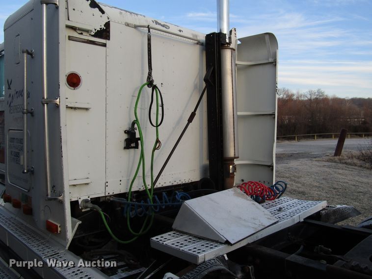 image for item DH8362 1993 Freightliner FLD semi truck