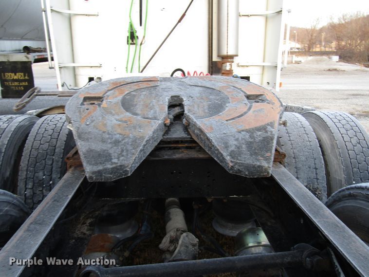 image for item DH8362 1993 Freightliner FLD semi truck