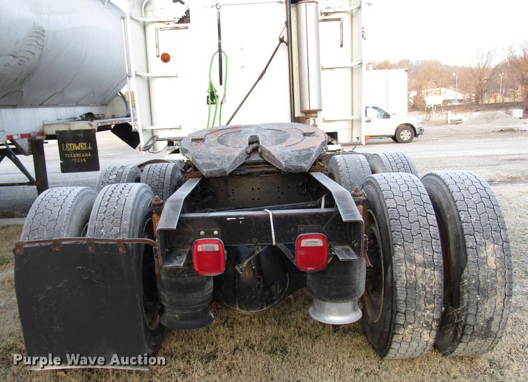 image for item DH8362 1993 Freightliner FLD semi truck