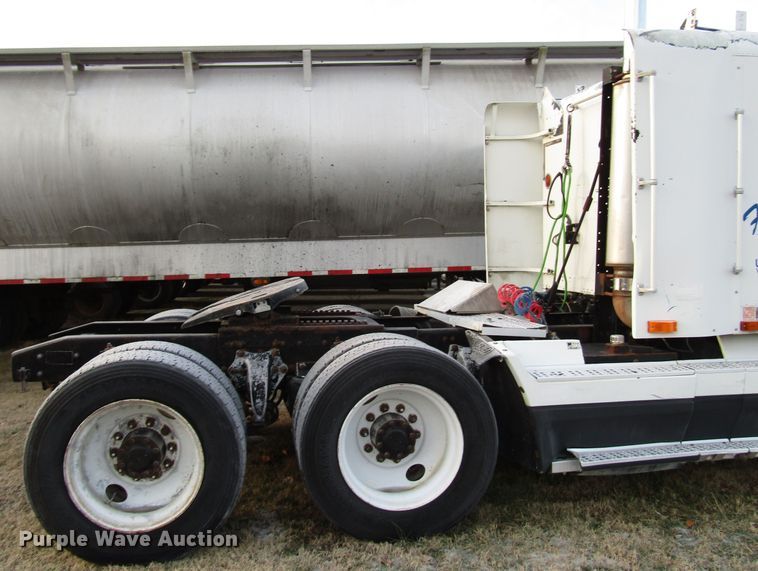 image for item DH8362 1993 Freightliner FLD semi truck