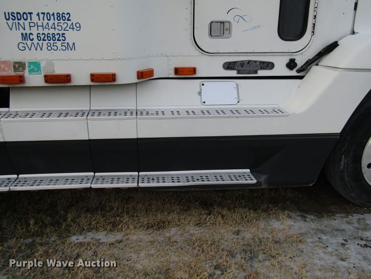 image for item DH8362 1993 Freightliner FLD semi truck