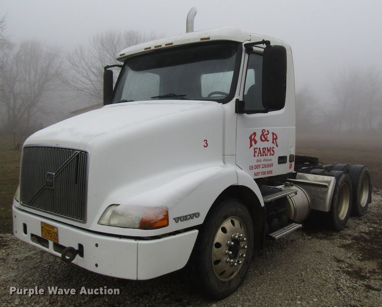 image for item DH8365 1999 Volvo VN semi truck