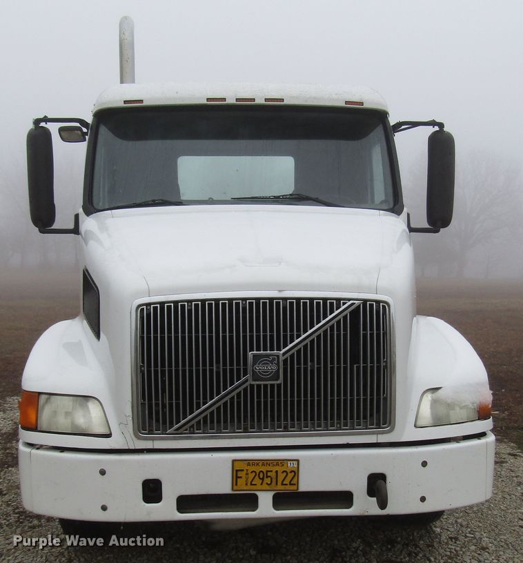 image for item DH8365 1999 Volvo VN semi truck