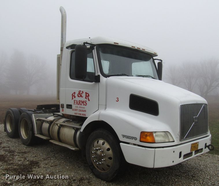 image for item DH8365 1999 Volvo VN semi truck