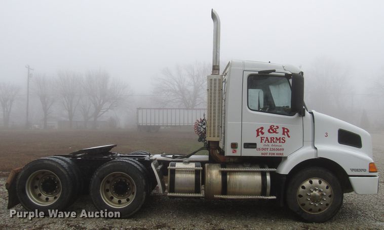 image for item DH8365 1999 Volvo VN semi truck