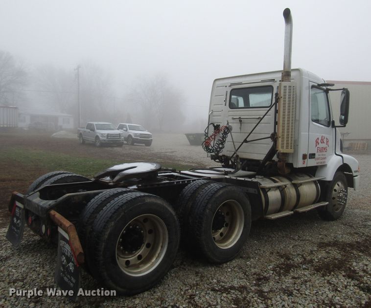 image for item DH8365 1999 Volvo VN semi truck