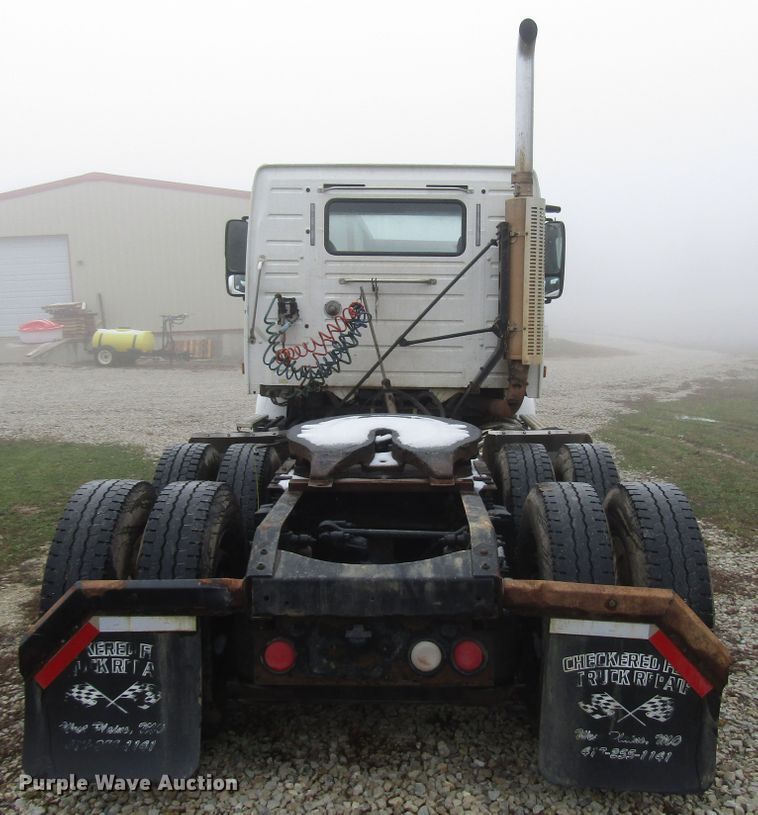 image for item DH8365 1999 Volvo VN semi truck