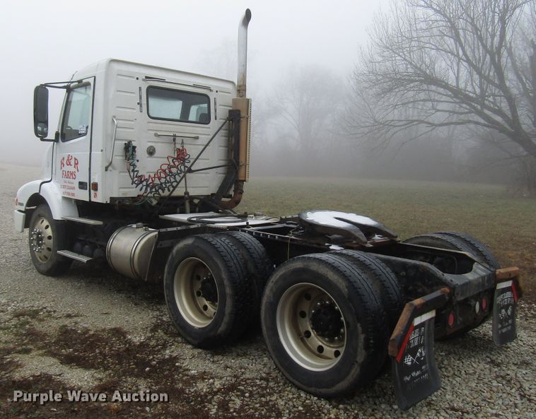 image for item DH8365 1999 Volvo VN semi truck