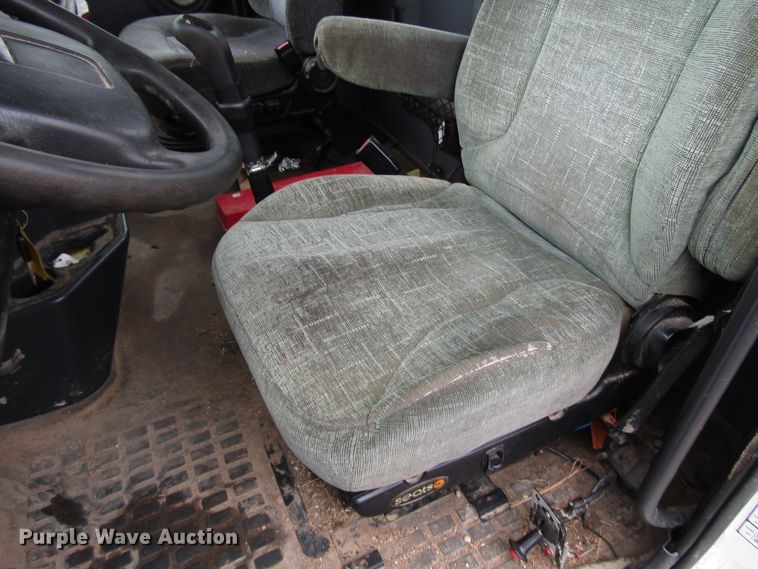 image for item DH8365 1999 Volvo VN semi truck