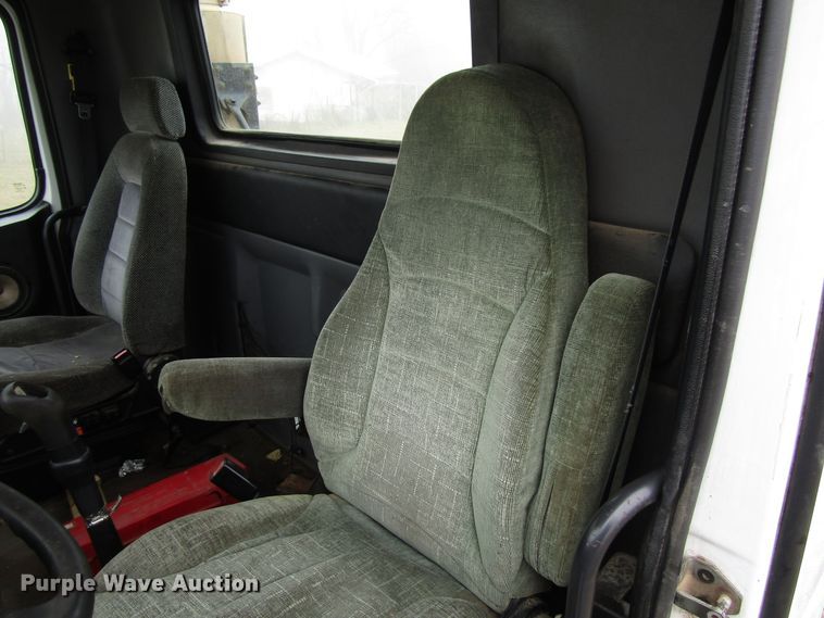 image for item DH8365 1999 Volvo VN semi truck