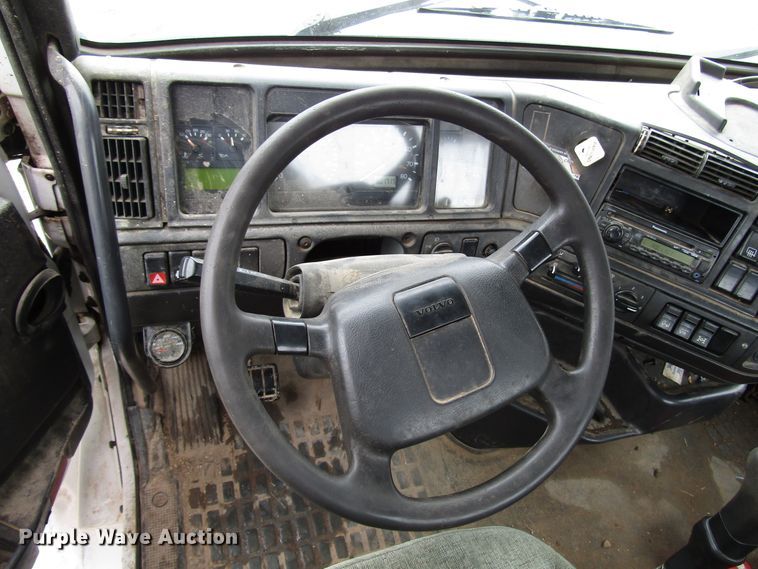 image for item DH8365 1999 Volvo VN semi truck