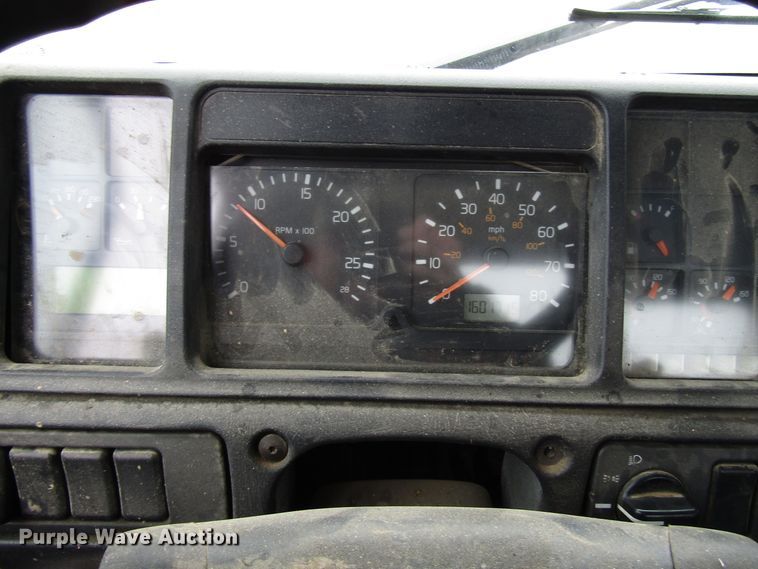 image for item DH8365 1999 Volvo VN semi truck