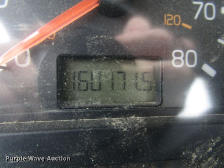 image for item DH8365 1999 Volvo VN semi truck