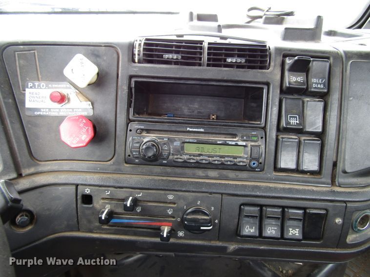 image for item DH8365 1999 Volvo VN semi truck