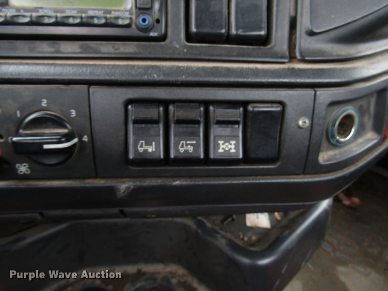 image for item DH8365 1999 Volvo VN semi truck