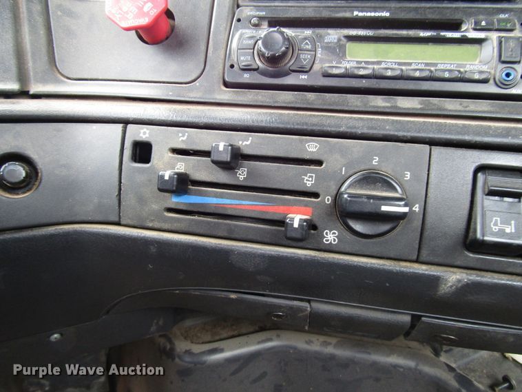 image for item DH8365 1999 Volvo VN semi truck