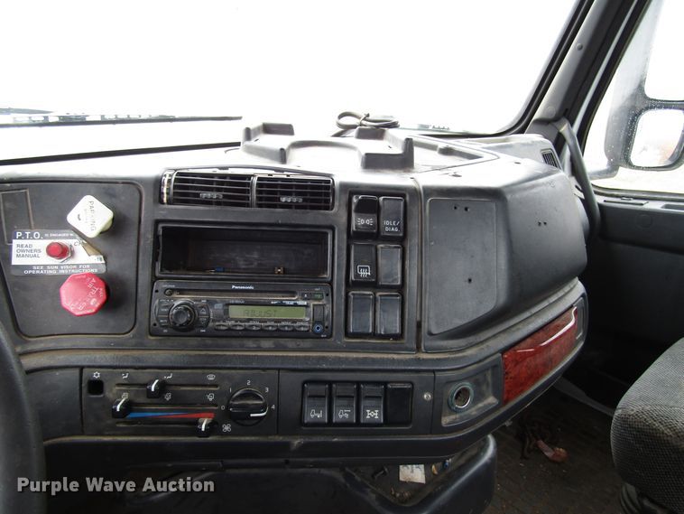 image for item DH8365 1999 Volvo VN semi truck