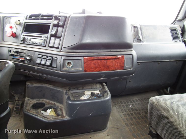 image for item DH8365 1999 Volvo VN semi truck