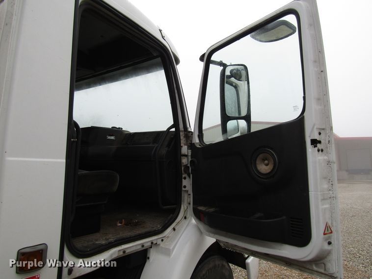 image for item DH8365 1999 Volvo VN semi truck