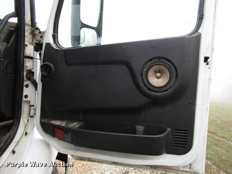 image for item DH8365 1999 Volvo VN semi truck