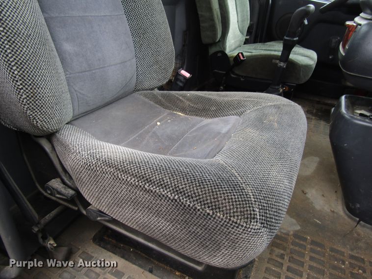 image for item DH8365 1999 Volvo VN semi truck