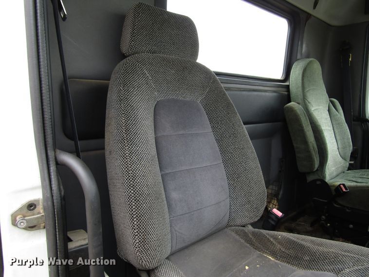 image for item DH8365 1999 Volvo VN semi truck