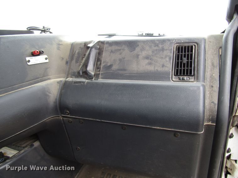 image for item DH8365 1999 Volvo VN semi truck