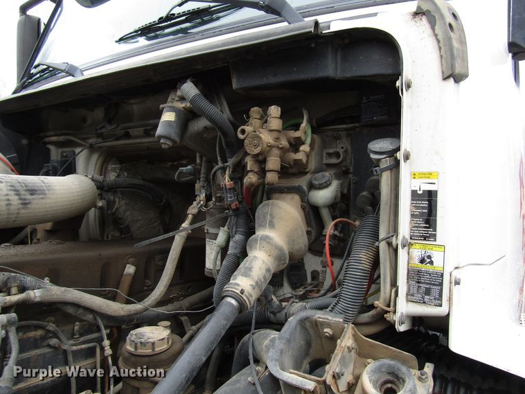 image for item DH8365 1999 Volvo VN semi truck