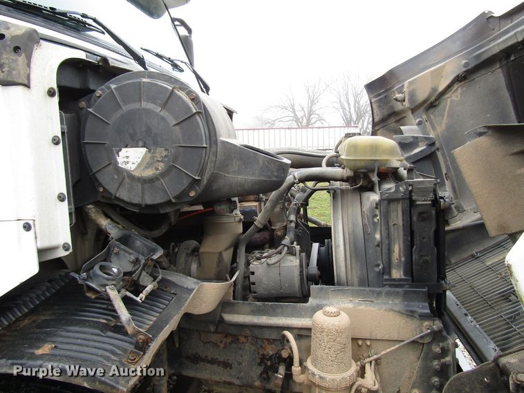 image for item DH8365 1999 Volvo VN semi truck