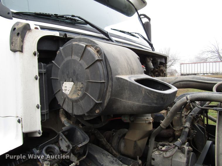 image for item DH8365 1999 Volvo VN semi truck