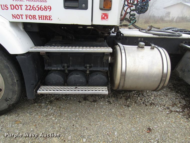 image for item DH8365 1999 Volvo VN semi truck