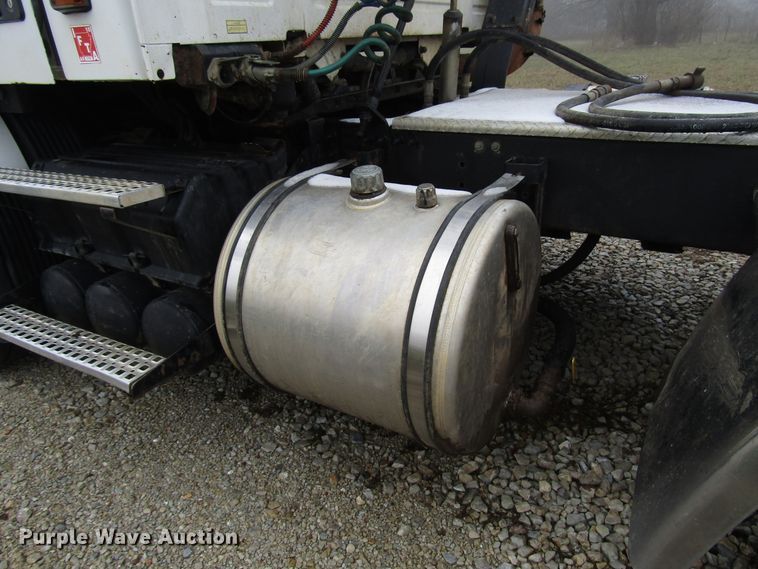 image for item DH8365 1999 Volvo VN semi truck