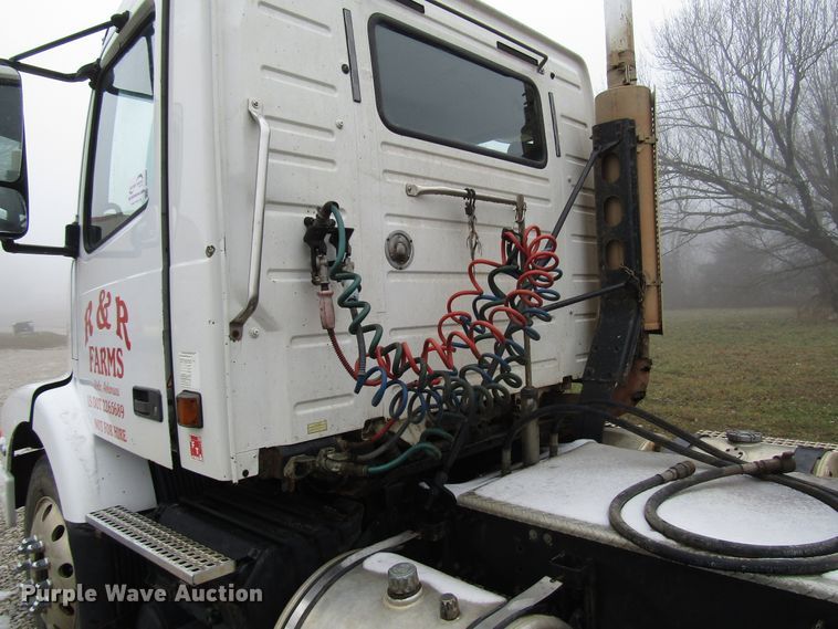image for item DH8365 1999 Volvo VN semi truck