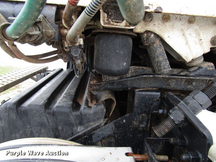 image for item DH8365 1999 Volvo VN semi truck