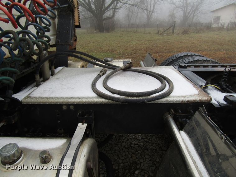 image for item DH8365 1999 Volvo VN semi truck