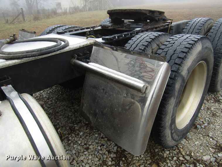 image for item DH8365 1999 Volvo VN semi truck