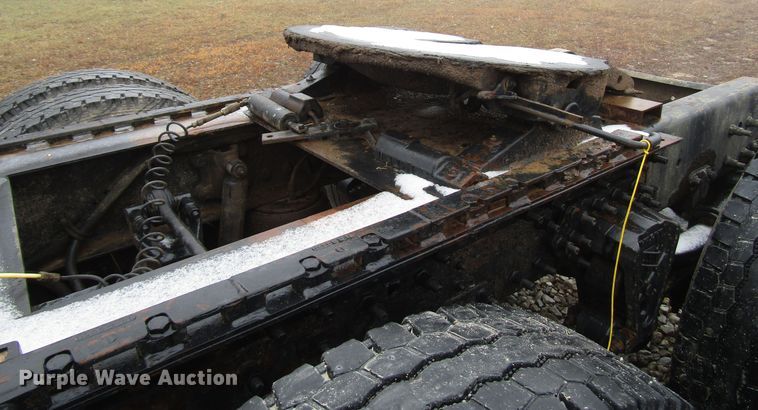 image for item DH8365 1999 Volvo VN semi truck