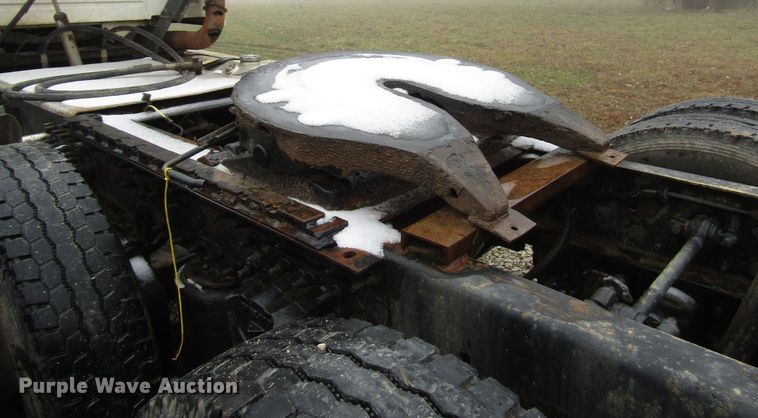 image for item DH8365 1999 Volvo VN semi truck