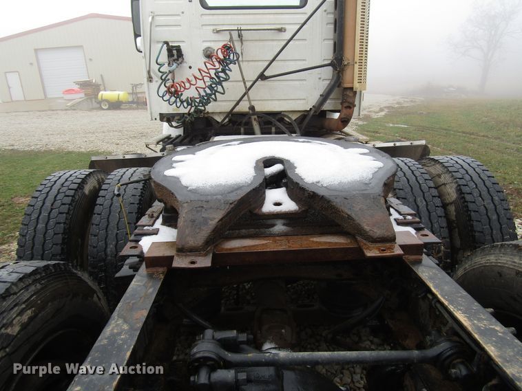 image for item DH8365 1999 Volvo VN semi truck