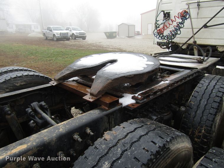 image for item DH8365 1999 Volvo VN semi truck