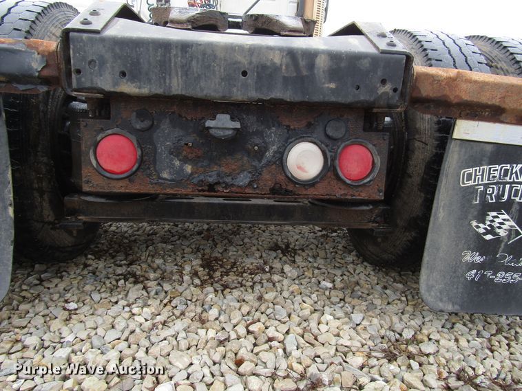 image for item DH8365 1999 Volvo VN semi truck