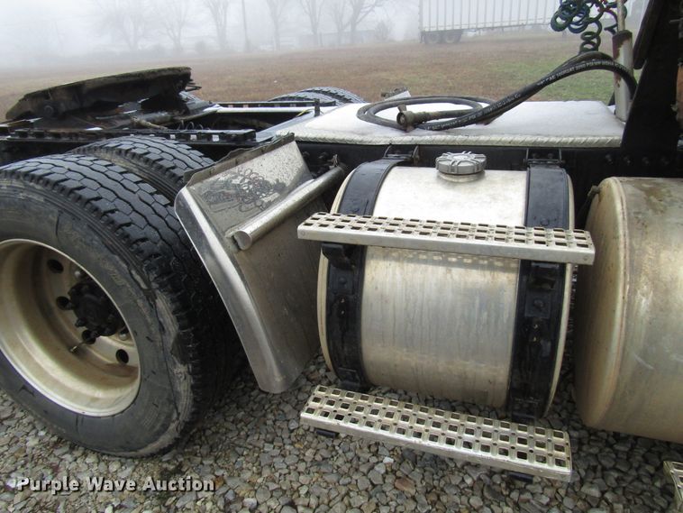 image for item DH8365 1999 Volvo VN semi truck