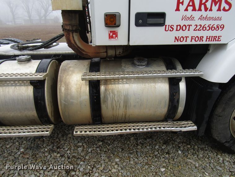 image for item DH8365 1999 Volvo VN semi truck