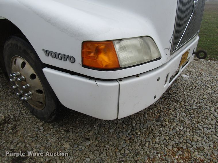 image for item DH8365 1999 Volvo VN semi truck