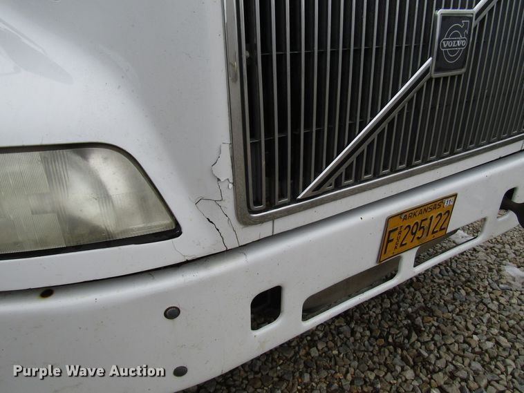 image for item DH8365 1999 Volvo VN semi truck