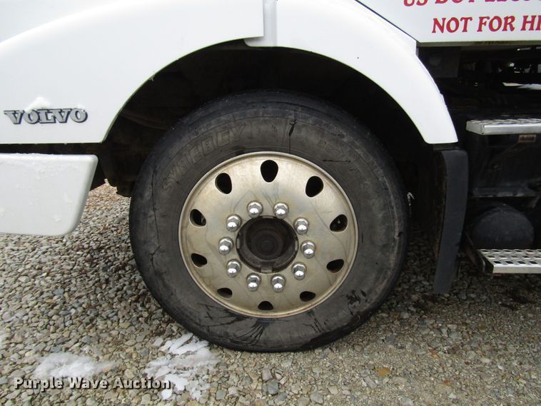 image for item DH8365 1999 Volvo VN semi truck