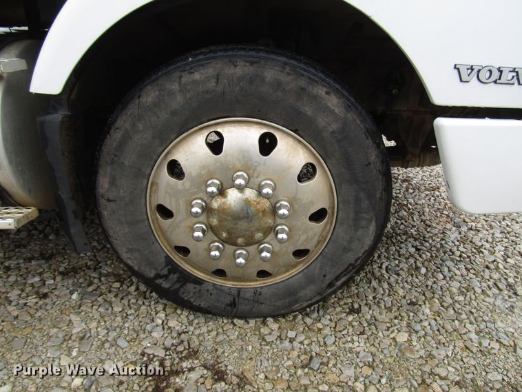 image for item DH8365 1999 Volvo VN semi truck