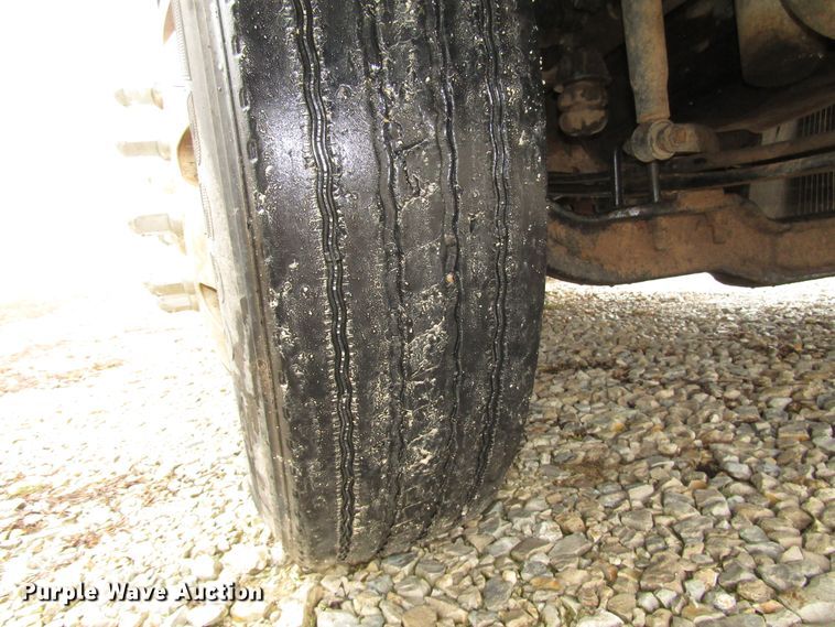 image for item DH8365 1999 Volvo VN semi truck